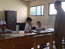 1765386310797-suasana-mpls-sdn-36-ampenan-mataram-hari-kedua-selasa-1572025-sekolah-ini-hanya-mendapat-tiga-murid-baru-pada-spmb-2025-nathea-1752571362278_43