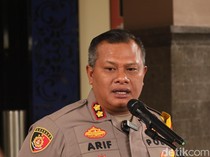1765429581757-kapolres-badung-akbp-arif-batubara-saat-konferensi-pers-di-kantor-imigrasi-kelas-i-khusus-tpi-ngurah-rai-badung-kamis-11122025-1765425372791_43