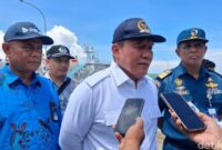 1765451120224-penasihat-utama-dharma-laut-utama-dlu-bambang-haryo-soekartono-saat-diwawancarai-di-pelabuhan-tenau-kota-kupang-ntt-kamis-1112-1765449461446_169