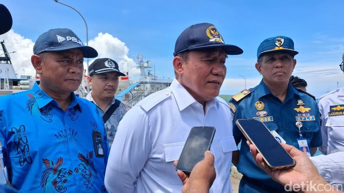 1765451120224-penasihat-utama-dharma-laut-utama-dlu-bambang-haryo-soekartono-saat-diwawancarai-di-pelabuhan-tenau-kota-kupang-ntt-kamis-1112-1765449461446_169