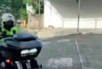1765451123552-seorang-pria-mengendarai-motor-gede-moge-sembari-memakai-atribut-polisi-lalu-lintas-polantas-viral-di-media-sosial-medsos-tang-1765445368159_169