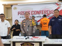 1765472714013-kapolres-sumba-timur-akbp-gede-harimbawa-menggelar-konferensi-pers-kasus-penganiayaan-berat-di-tengah-upacara-adat-di-sumba-ti-1765469506104_43