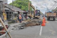 1765472714461-proses-perbaikan-jalan-berlubang-di-darmasaba-badung-bali-kamis-11122025-foto-agus-ekadetikbali-1765468952787_43
