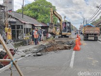 1765472714461-proses-perbaikan-jalan-berlubang-di-darmasaba-badung-bali-kamis-11122025-foto-agus-ekadetikbali-1765468952787_43