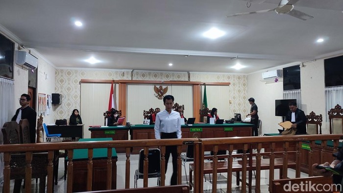 1765472715387-april-jumadil-awal-alias-laura-menjalani-sidang-kasus-pembakaran-vila-milik-wn-spanyol-di-pn-denpasar-kamis-11122025-foto-ahma-1765467676899_169