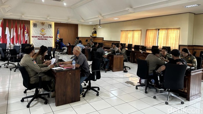 1765472716286-para-pelaku-usaha-di-jatiluwih-dimintai-keterangan-oleh-satpol-pp-provinsi-bali-kamis-11122025-foto-dinda-anatasyadetikbali-1765465303331_169