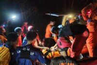 1765472720373-proses-evakuasi-jenazah-icba-pemuda-asal-lombok-tengah-yang-meninggal-dunia-ketika-melakukan-pendakian-ke-gunung-rinjani-rabu--1765459239422_169