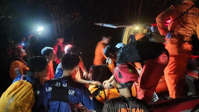 1765472720373-proses-evakuasi-jenazah-icba-pemuda-asal-lombok-tengah-yang-meninggal-dunia-ketika-melakukan-pendakian-ke-gunung-rinjani-rabu--1765459239422_169