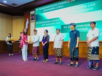 1765472724502-bupati-wayan-adi-arnawa-menyerahkan-piagam-penghargaan-kepada-94-perusahaan-lembaga-asosiasi-dan-yayasan-saat-gathering-forum--1765454967872_43