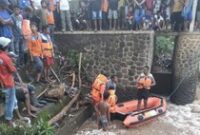 1765472725236-proses-pencarian-bocah-berusia-12-tahun-yang-hilang-terseret-arus-saat-bermain-di-raba-dam-desa-tumpu-kecamatan-bolo-kabupaten-1765453584835_43