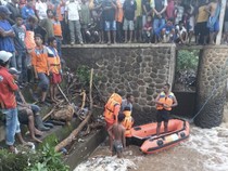 1765472725236-proses-pencarian-bocah-berusia-12-tahun-yang-hilang-terseret-arus-saat-bermain-di-raba-dam-desa-tumpu-kecamatan-bolo-kabupaten-1765453584835_43