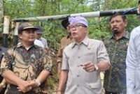 1765537535286-satpol-pp-bali-membuka-palang-di-jalan-goa-petang-kacong-ii-dan-memasang-garis-polisi-jumat-12122025-1765534506784_43