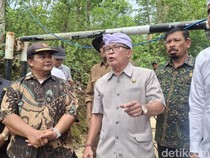 1765537535286-satpol-pp-bali-membuka-palang-di-jalan-goa-petang-kacong-ii-dan-memasang-garis-polisi-jumat-12122025-1765534506784_43