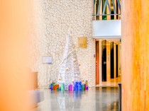 1765537537018-pohon-natal-dari-bohlam-bekas-dan-material-daur-ulang-lainnya-berdiri-megah-di-area-lobby-four-points-by-sheraton-bali-ungasan-1765529952255_43