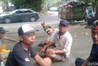 1765537539552-sejumah-sopir-moci-pengangkut-sampah-di-depo-sampah-yang-batu-desa-dangin-puri-kelod-denpasar-bali-jumat-12122025-foto-krisna--1765527338176_169