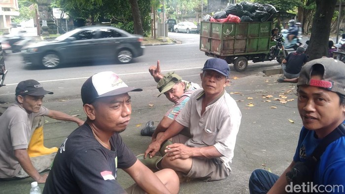 1765537539552-sejumah-sopir-moci-pengangkut-sampah-di-depo-sampah-yang-batu-desa-dangin-puri-kelod-denpasar-bali-jumat-12122025-foto-krisna--1765527338176_169
