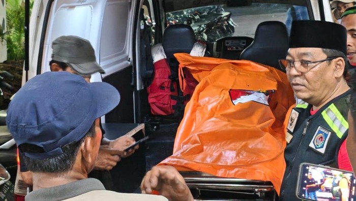 1765559121222-jenazah-mahasiswa-lombok-barat-bahrul-ulum-saat-hendak-dibawa-menuju-pemakaman-seusai-dilakukan-visum-luar-di-rs-bhayangkara-d-1765548930934_169