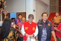 1765559122818-tersangka-korupsi-pembelian-mtn-bank-ntt-digiring-dari-kejati-ntt-ke-mobil-tahan-menuju-rutan-kelas-iib-kupang-ntt-jumat-12122-1765546940804_43