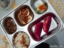 1765559123247-menu-mbg-yang-diduga-basi-dan-berbau-amis-yang-dibagikan-untuk-anak-tk-negeri-naru-kecamatan-woha-kabupaten-bima-ntb-jumat-121-1765545412219_43