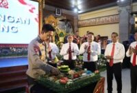 1765580684533-kapolda-bali-irjen-daniel-adityajaya-memotong-tumpeng-dalam-syukuran-hut-korps-reserse-polri-di-gedung-presisi-polda-bali-juma-1765539779739_43