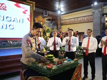 1765580684533-kapolda-bali-irjen-daniel-adityajaya-memotong-tumpeng-dalam-syukuran-hut-korps-reserse-polri-di-gedung-presisi-polda-bali-juma-1765539779739_43
