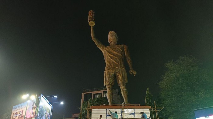 1765602318468-lionel-messi-ke-india-lionel-messi-patung-messi-patung-lionel-messi-india-kolkata-1765560499873_169