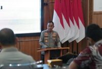 1765602321779-wakapolda-bali-brigjen-komang-sandi-arsana-menutup-pelaksanaan-audit-kinerja-kepolisian-di-bali-penutupan-dilakukan-di-gedung--1765544932324_43