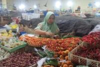 1765623888533-salah-seorang-pedagang-sembako-di-pasar-amlapura-timur-karangasem-sabtu-13122025-1765618290292_43