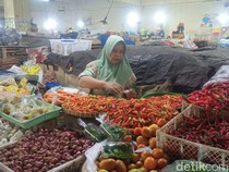 1765623888533-salah-seorang-pedagang-sembako-di-pasar-amlapura-timur-karangasem-sabtu-13122025-1765618290292_43