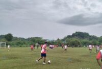 1765623888891-ratusan-pemain-mengikuti-coaching-clinic-oleh-evan-dimas-di-stadion-ora-flobamora-labuan-bajo-manggarai-barat-ntt-sabtu-131220-1765616660985_43