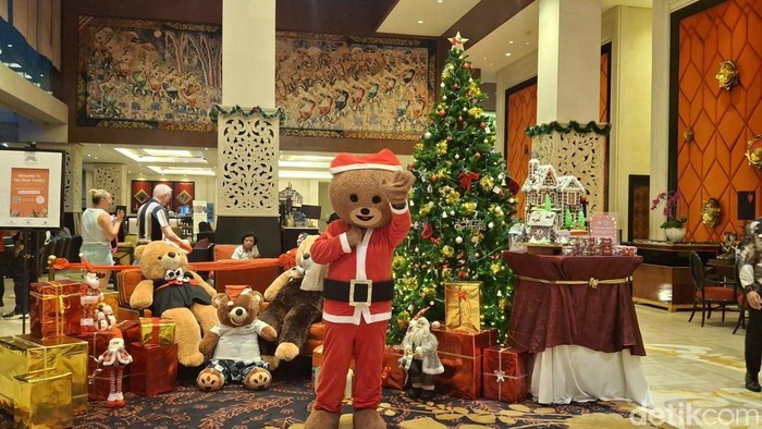 1765623893337-penyalaan-lampu-pohon-natal-di-the-trans-resort-bali-jumat-12122025-foto-fabiola-dianiradetikbali-1765604425087_169