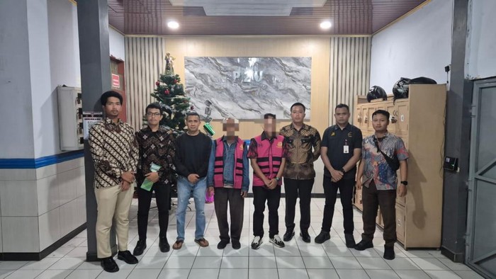 1765623894148-dua-tersangka-proyek-pembangunan-gedung-cssd-dan-laundry-rsud-dr-ben-mboi-ruteng-manggarai-ntt-glaa-dan-ypd-ditahan-jaksa-juma-1765551369889_169