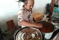 1765645505055-mustakim-pemilik-nasi-jagung-prasmanan-di-jalan-bypass-soekarno-tabanan-kuliner-ini-menghidangkan-ikan-gabus-sebagai-menu-utam-1765633799869_43