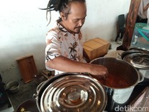 1765645505055-mustakim-pemilik-nasi-jagung-prasmanan-di-jalan-bypass-soekarno-tabanan-kuliner-ini-menghidangkan-ikan-gabus-sebagai-menu-utam-1765633799869_43