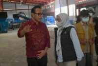 1765645513074-wali-kota-denpasar-i-gusti-ngurah-jaya-negara-saat-mendampingi-kunjungan-kerja-plt-pengelolaan-sampah-limbah-dan-b3-pslb3-keme-1765624498085_43