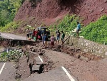 1765688699026-ruas-jalan-yang-menghubungkan-desa-pandai-dan-desa-demondei-di-kecamatan-wotan-ulumado-flores-timur-ntt-diterjang-longsor-akib-1765675827944_43