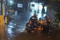 1765688699523-bpbd-denpasar-mengevakuasi-warga-terdampak-banjir-di-perum-buana-permai-kelurahan-padangsambian-denpasar-bali-minggu-14122025--1765674244994_43