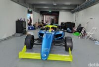 1765710334599-penampakan-mobil-formula-4-di-garasi-sirkuit-mandalika-lombok-tengah-ntb-foto-edi-suryansyahdetikbali-1765700024484_169