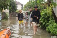 1765710336665-sejumlah-turis-asing-menerobos-banjir-di-jalan-gunung-athena-denpasar-bali-minggu-14122025-foto-aryo-mahendrodetikbali-1765695076030_169