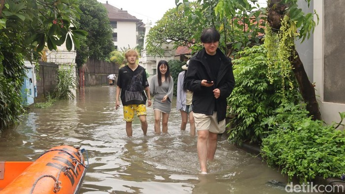 1765710336665-sejumlah-turis-asing-menerobos-banjir-di-jalan-gunung-athena-denpasar-bali-minggu-14122025-foto-aryo-mahendrodetikbali-1765695076030_169