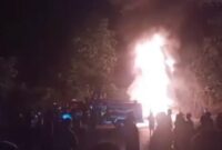1765710337165-potongan-video-truk-tangki-bbm-yang-terjatuh-lalu-terbakar-di-desa-sari-kecamatan-sape-kabupaten-bima-nusa-tenggara-barat-ntb--1765632603920_169