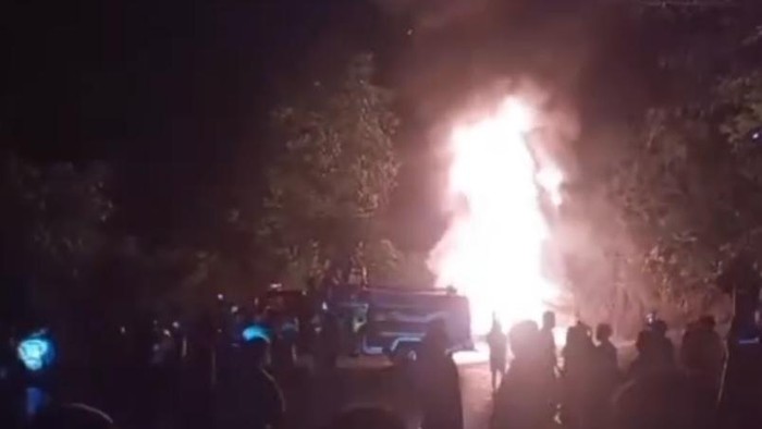 1765710337165-potongan-video-truk-tangki-bbm-yang-terjatuh-lalu-terbakar-di-desa-sari-kecamatan-sape-kabupaten-bima-nusa-tenggara-barat-ntb--1765632603920_169