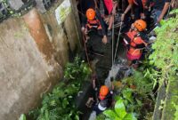 1765710338413-proses-evakuasi-wna-yang-terseret-arus-banjir-dan-jasadnya-tersangkut-di-gorong-gorong-desa-tibubeneng-kuta-utara-badung-bali--1765688884521_169