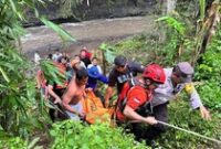 1765731921191-korban-tenggelam-di-bendungan-penarungan-kecamatan-abiansemal-badung-ditemukan-tewas-dan-dievakuasi-ke-rumah-sakit-minggu-sore-1765720000499_43