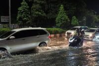 1765731922573-kondisi-jalan-sunset-road-nomor-88-badung-tergenang-air-dengan-tinggi-di-atas-mata-kaki-pada-minggu-14122025-malam-ni-made-las-1765716468756_43