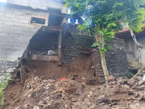 1765775140049-senderan-rumah-di-banjar-dinas-sabi-desa-suwug-kecamatan-sawan-buleleng-jebol-akibat-hujan-deras-minggu-14122025-dok-bpbd-bule-1765772430252_43