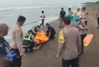 1765775142505-petugas-mengevakuasi-jenazah-seorang-pria-tanpa-identitas-yang-ditemukan-terdampar-di-pantai-delod-brawah-kecamatan-mendoyo-je-1765770773038_43