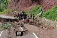1765775179532-ruas-jalan-yang-menghubungkan-desa-pandai-dan-desa-demondei-di-kecamatan-wotan-ulumado-flores-timur-ntt-diterjang-longsor-akib-1765675827944_43