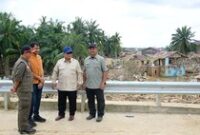 1765775180046-presiden-prabowo-meninjau-lokasi-banjir-di-aceh-tamian-aceh-tengah-bener-meriah-1765551774398_43