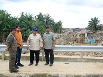 1765775180046-presiden-prabowo-meninjau-lokasi-banjir-di-aceh-tamian-aceh-tengah-bener-meriah-1765551774398_43